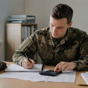 Bureau militaire concentré et ordonné